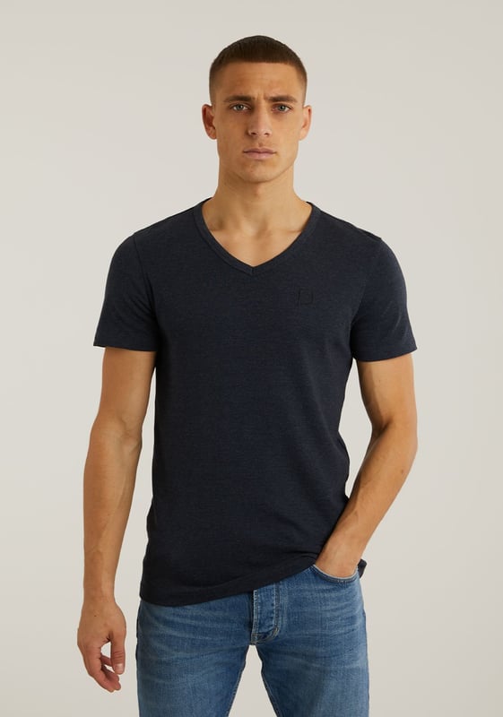 Passform & Material Das Cave-B ist ein regulär geschnittenes T-Shirt mit V-Ausschnitt aus 100 % Bio-Baumwolle, die das T-Shirt robust und weich macht. Details Dieses T-Shirt ist mit einem elastischen Band am V-Ausschnitt und den charakteristischen CHASIN'-Details versehen. Für eine engere Passform wählst du das Base-B, für einen Rundhalsausschnitt das Brace-B und für eine bequeme, lockere Passform das Expand-B. Technische Daten Normale Passform Basic-T-Shirt V-Ausschnitt Weiches Tragegefühl CHASIN'-Details Das Model trägt Größe L und ist 1,89 m groß.