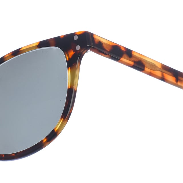 Sepulveda sunglasses.
 Zen sunglasses with acetate frame.
 Square shape.
 Acetate temples.
 100% UV Protection.
 Includes a neutral fabric cover.
 Measures: Lens height: 47 mm
 Lens width: 50 mm.
 Bridge: 20 mm.
 Temples: 145 mm.
 Composition: Acetate
 Care:
Cleaning and maintenance:
 -Clean the glasses with soap and water (neutral).
 - Do not use dirty or abrasive cloths, which may alter the characteristics of the filters.
 - Use only original accessories and spare parts.