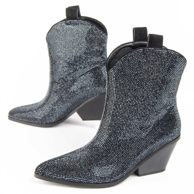 Botín cowboy de tacón para mujer. Calce cómodo. Plantilla acolchada de piel natural. Fabricado por otras marcas para nuestra marca. Medidas aproximadas: 6 cm de tacón, 17 cm alto de caña y 12 cm ancho de caña.