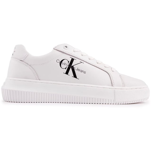 Calvin Klein Jeans Chunky Cupsole Entrenadores Elegante y vanguardista. Estas zapatillas deportivas Cup blancas de Calvin Klein Jeans son imprescindibles para tu guardarropa de diseñador elegante e informal. Estas cómodas zapatillas de deporte tienen una parte superior blanca suave. suela gruesa. ojal superior grabado y los famosos logotipos de CK Jeans en el lateral y el talón. Ideal para completar tus elegantes looks de diseñador.