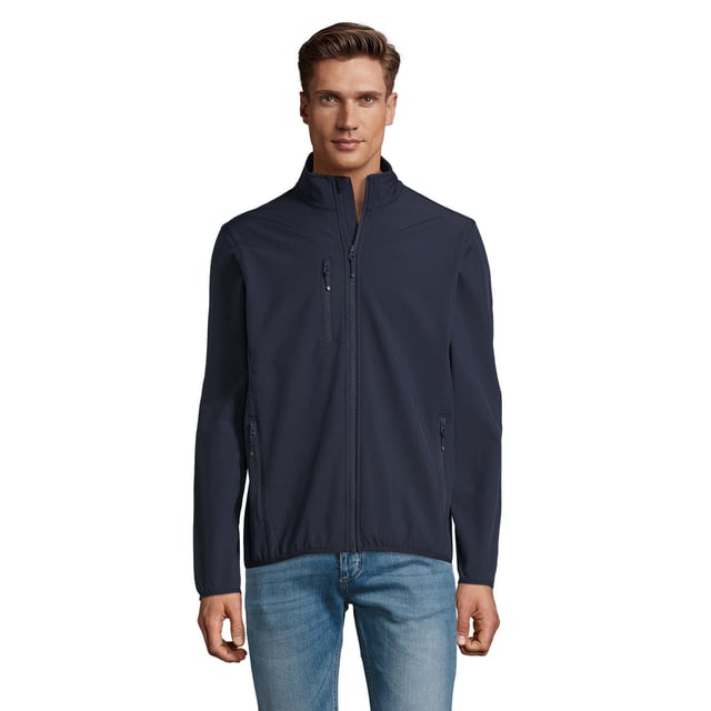 Material: Außenschicht aus 94% Polyester und 6% Elastan. Wasserdichte, winddichte und atmungsaktive Mittelschicht. Futter aus Polyester-Fleece. Durchgehender Reißverschluss mit Kinnschutz und innerer Reißverschlussabdeckung. Rechte Brusttasche mit Reißverschluss. Zwei Fronttaschen mit Reißverschluss. Elastische Bündchen an Ärmeln und Saum. Brustumfang (in): XS(35/36), S(36/38), M(38/40), L(41/42), XL(43/44), XXL(45/47), 3XL(47/49), 4XL(50/52), 5XL(53/55).