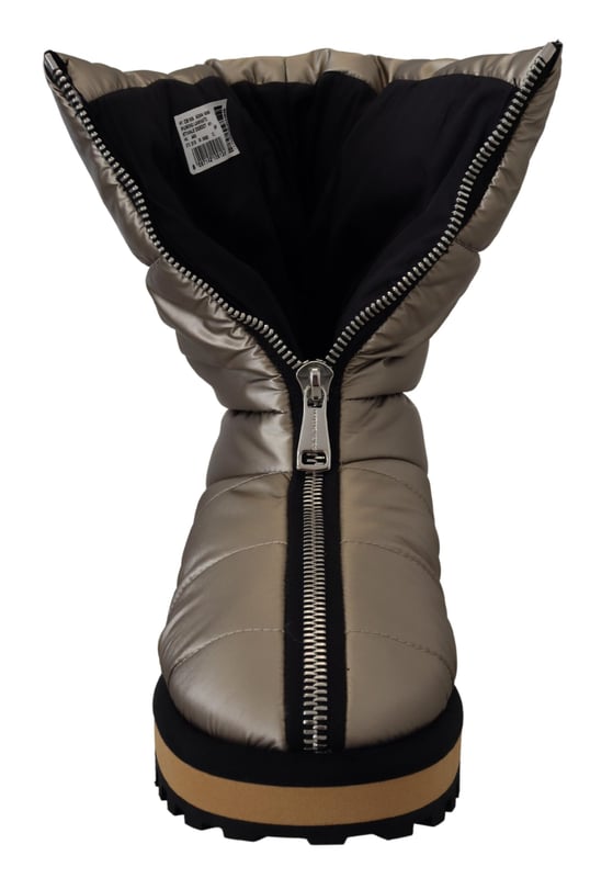 Dolce & Gabbana Men's Silver Padded Mid Calf Winter Shoes Boots Brand: DOLCE & GABBANA
Model: Mid calf boots
Material: 100% Polyester nylon
Color: Silver Platino
Rubber sole
Zipper closure
Logo details
Made in Italy
Material: 100% Polyester nylon
