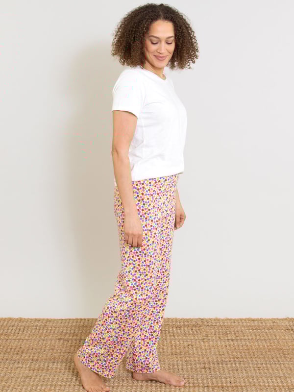 Staying in-in is the new going out-out and these straight legged Regis loungers would be happy to accompany you! In Kite's original flower time print, these full-length loungers can be paired with many of their comfy and casual tops. Made in an organic cotton fabric with a little bit of stretch and with a deep elasticated waistband, their comfort, quality and sustainability is hard to beat.