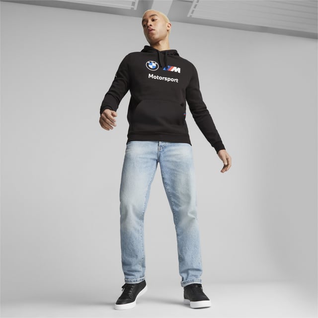 PRODUKTGESCHICHTE: Fügen Sie diesen Fleece-Hoodie zu Ihrer essentiellen BMW M Motorsport-Ausrüstung hinzu und bleiben Sie bereit für die Rennstrecke. Er erscheint in klassischen, saisonalen Farben und feiert die Kraft und Agilität der Marke mit dem BMW M Motorsport-Insignien. EIGENSCHAFTEN & VORTEILE: Hergestellt aus mindestens 20 % recyceltem Material als Schritt in eine bessere Zukunft. DETAILS: Normale Passform; Fleecegefüttertes Jersey; Kapuze mit Kordeln; Lange Ärmel; BMW M Motorsport Branding.