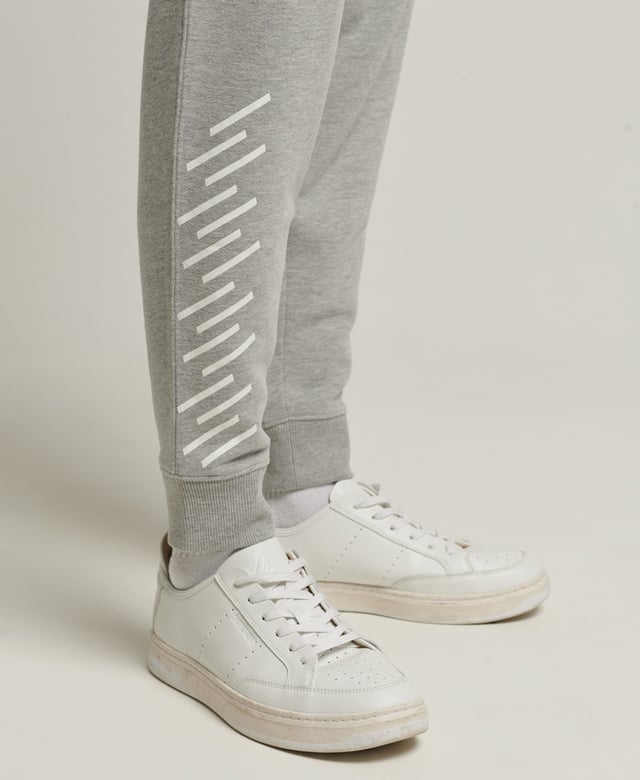 Joggers are a core part of any sporty wardrobe. We love to upgrade our classic designs with bold logos to catch the eye and ensure that your personal style never has an off day.Slim fit – designed to fit closer to the body for a more tailored lookDrawcord waistbandTwo side pocketsRibbed cuffsPrinted Code and Superdry logos
