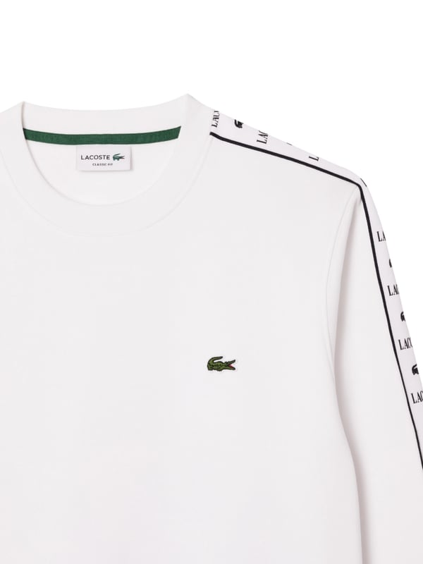 The Lacoste men's sweatshirt with a round neck, contrast logo stripes and elasticated waistband combines sporty sophistication with timeless elegance. The striking crocodile appliqué and classic fit make this plain-colored sweatshirt a stylish essential for a casual yet sophisticated look.