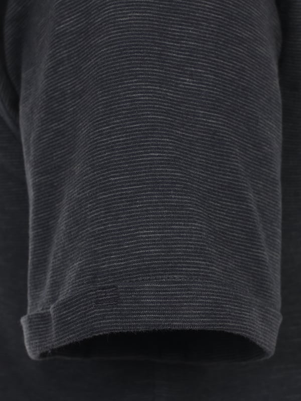 Verover het modepodium met dit henley shirt voor heren dat stijl en comfort naar een nieuw niveau tilt. De normale pasvorm belooft ontspannen elegantie, terwijl de knoopsluiting met 3 knopen het shirt een opvallende touch geeft die de aandacht op zich vestigt.  De smalle strepen op het shirt geven het een subtiele dynamiek die een lust is voor het oog. Deze fijne balans tussen patroon en eenvoud maakt het Henley shirt een veelzijdige metgezel voor de meest uiteenlopende gelegenheden.  De borstzak voegt niet alleen een vleugje functionaliteit toe, maar benadrukt ook het geraffineerde ontwerp van het shirt. Het kleine geborduurde logo op de borst voegt een persoonlijk tintje toe en is een bewijs van kwaliteit en aandacht voor detail.  Met de labellabels op de zoom en de knoopsluiting kun je je nog meer inleven in de stijl. Deze kleine details geven het overhemd een individueel tintje en benadrukken de hoogwaardige afwerking. Of je het nu draagt met jeans voor een casual look of met chino's voor een nonchalant elegante look, dit overhemd zal je stijl op charmante wijze aanvullen.