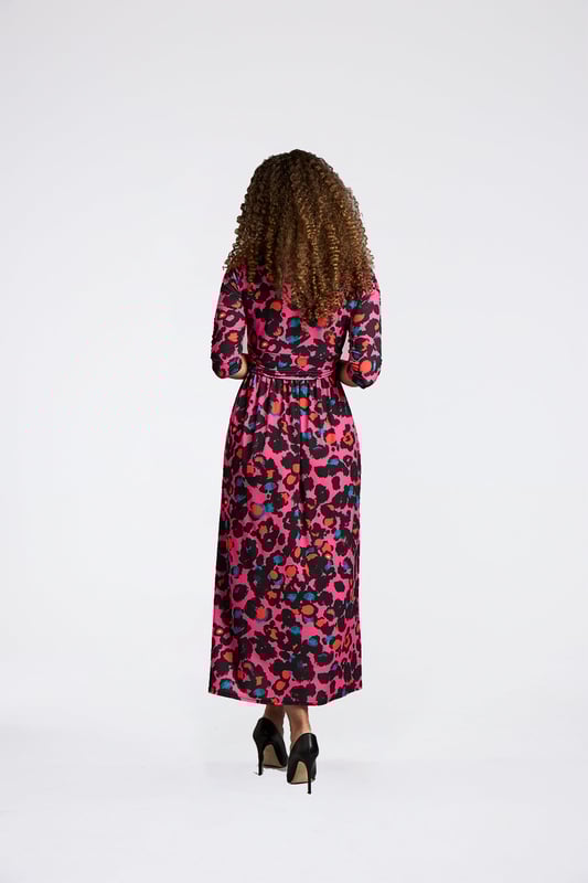 Divertido, coquetón y fluido: Este vestido está hecho para las almas libres. Cortado de un tejido ligero y sostenible, este vestido maxi es ultra versátil y perfecto para todas las ocasiones. El hermoso estampado, el corte imperio y la silueta fluida se combinan para aportar una sensación de facilidad al vestido. Vístelo con tacones para tu próxima fiesta o combínalo con botas para un estilo relajado de otoño-invierno.

95% Poliéster, 5% Elastano

Lavado a máquina a 40°