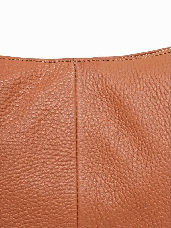 Handbag
100% cow leather
Top zip closure
Inner zip pocket
Dimensions : 22x31x2 cm
Handle: 47 cm adjustable