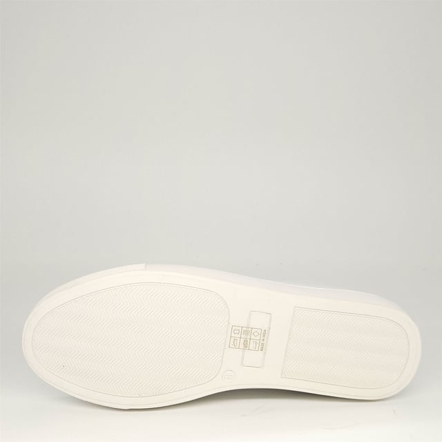 Discover Romford, combining classic design with complete comfort for the ultimate everyday trainer. The minimal and chic styling makes them the perfect partner for all of your smart-casual looks.