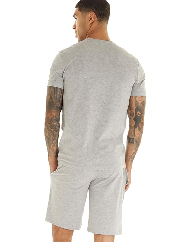 Wir stellen Ihnen das Kruze Herren-Trainingsanzug-Set vor: eine stilvolle und bequeme Ergänzung Ihrer Garderobe. Das normal geschnittene T-Shirt mit Rundhalsausschnitt verfügt über einen Rundhalsausschnitt und kurze Ärmel, ergänzt durch ein weiches Futter für zusätzlichen Komfort. Die dazugehörigen Shorts haben eine reguläre Passform mit elastischem Bund und verstellbarem Kordelzug und sorgen so für eine perfekte Passform. Werten Sie Ihre Activewear-Kollektion mit diesem unverzichtbaren Set auf! 52 % Baumwolle, 48 % Polyester. Erhältlich in Schwarz, Grau und Marineblau.