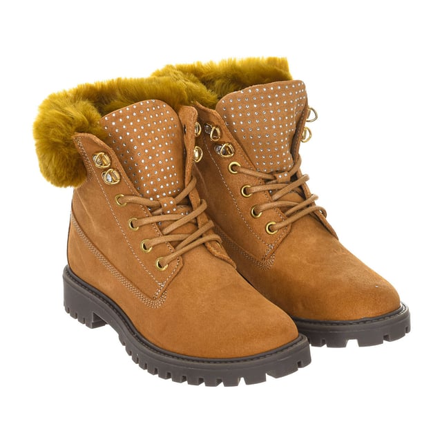 Botines planos.
Color Marrón
Puntera redonda.
Inserción metálica con el nombre de la marca en parte trasera.
Cierre de cordones en frontal.
Efecto terciopelo.
Pelo sintético en caña.
Plantilla de piel personalizada por la marca.
Suela personalizada por la marca.
Costuras vistas a tono.

Medidas:  Tacón: 3 cm.

Composición:  Exterior: Piel; Interior: Piel; Suela: Sintético

Limpiar con un paño húmedo.
