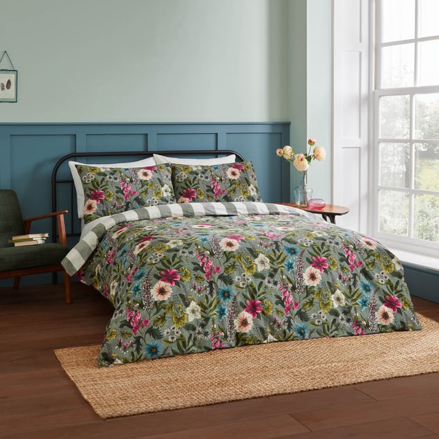 A timeless tribute to nature's vast magnificence. Focusing on alluring ornate flower heads and delicate botanicals to create bold but vibrant prints. Hidcote Manor features a complementary nautical-striped reverse, giving you two different designs for a midweek refresh. This duvet cover is printed on a soft cotton-rich fabric with a textured slub finish, providing a relaxed look that will last.