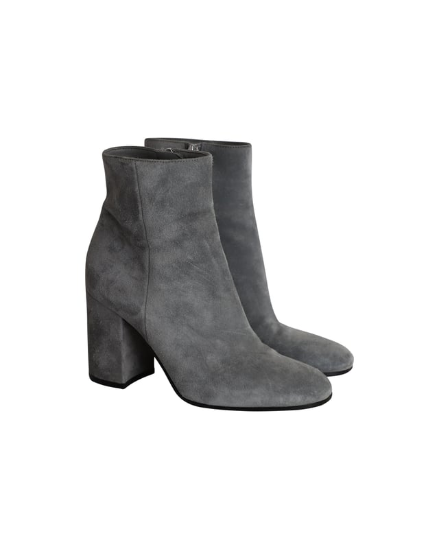 VINTAGE, RRP AS NEW
If you're looking for a pair of ankle boots that will go with everything, then look no further. These Gianvito Rossi Margaux Block-Heel Ankle Boots have a clean, timeless silhouette that pairs well with all your favorite looks. Featuring comfortable mid-high block heels, smooth suede uppers, and a zipped side, these boots are perfect if you want to look effortlessly chic.

Gianvito Rossi Margaux Block-Heel Ankle Boots in Grey Suede
Condition: Very good
Sign of wear: Moderate wear on the soles, faint marks on the surface
Material: Suede
Color: Grey
Size: IT35 / UK2 / US5
SKU: 291290