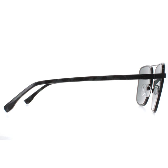 Las gafas de sol Lacoste L245S 002 negro mate gris son una fusiÃ³n de diseÃ±o icÃ³nico y calidad inigualable. Con una silueta elegante y un sutil guiÃ±o al encanto retro, las L245S combinan a la perfecciÃ³n una estÃ©tica vanguardista con la mÃ¡xima funcionalidad. La montura ligera garantiza la comodidad durante todo el dÃ­a, mientras que las lentes proporcionan una visiÃ³n nÃ­tida y una protecciÃ³n UV Ã³ptima.