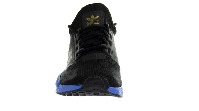 Frische deinen Sneaker-Style auf mit dem adidas NMD R1 V2! Dieser Laufschuh ist in einem eleganten Schwarz gehalten und verfügt über eine gepolsterte Innensohle für zusätzlichen Komfort. Das charakteristische Branding mit roten und blauen Akzenten vervollständigt dieses Must-Have.