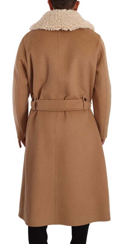 Chaqueta 100% auténtica de Dolce & Gabbana  
Modelo: Abrigo largo  
Color: Beige  
Cierre de botones y cinturón en la cintura  
Dos bolsillos exteriores  
Cuello de shearling  
Detalles del logo  
Hecho en Italia  
Material: 2% Seda 90% Piel de camello 8% Cachemira  
Muy exclusiva y de alta artesanía  
Material: 2% Seda 90% Piel de camello 8% Cachemira