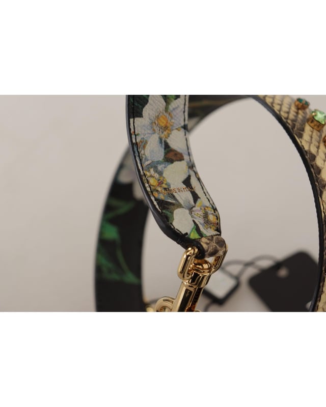 100% äkta Dolce \u0026 Gabbana axelrem för axelväska\n  Tillverkad av läder\n  Vacker beige nyans\n  Komplett med två guldfärgade karbinhakar\n  Modell: Axelrem för väskor\n  Kön: Kvinna Kvinnor\n  Färg: Beige med guldfärgade metalldetaljer\n  Material: 100% Python-läder\n  Detaljerad logotyp\n  Tillverkad i Italien\n  Mått: 100cm x 3cm\nMaterial: 100% pytonläder