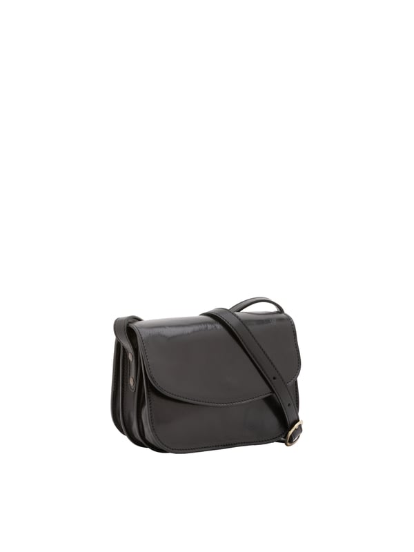 Bolso bandolera para mujer. El cierre es con imán. Los bolsillos internos son uno con cremallera. Los bolsillos externos son uno en la espalda con cremallera. La bandolera es ajustable en piel. Falta el mango. Hay tres compartimentos internos. El material exterior es auténtica piel de vacuno. Internamente está forrado en algodón. Medidas: 22x16x9,5 cm. Hecho en Italia