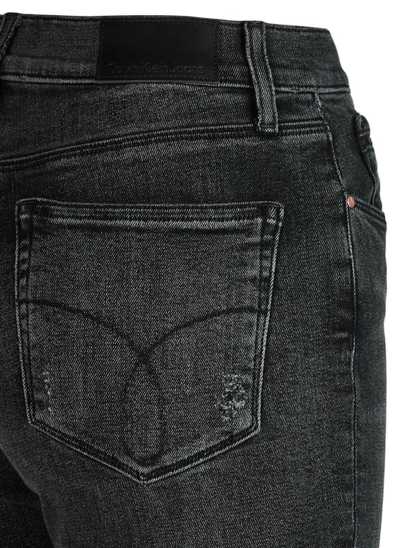 77% algodón, 17% modal, 4% poliéster, 2% elastano; Vaqueros Calvin Klein Jeans; Modelo: J20J205889916; Mano de obra de alta calidad; Flaco, de talle alto, elástico; estilo "5 bolsillos"; Cierre: botón, cremallera; hebillas de cinturon; Mirada destruida; Muy elástico, se adapta a la forma del cuerpo hasta 3 tallas; Detalles del logotipo de Calvin Klein Jeans