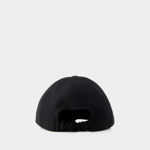 La gorra unisex de Patou en lana negra encarna la unión perfecta entre funcionalidad y elegancia atemporal. Su diseño sobrio y versátil combina con cualquier atuendo, mientras que la lana de alta calidad garantiza confort y calidez. Con su estilo unisex, esta gorra es un accesorio imprescindible para quienes buscan un toque de sofisticación en su armario de invierno. Material: lana y cachemira. Width: 10. Height: 15.