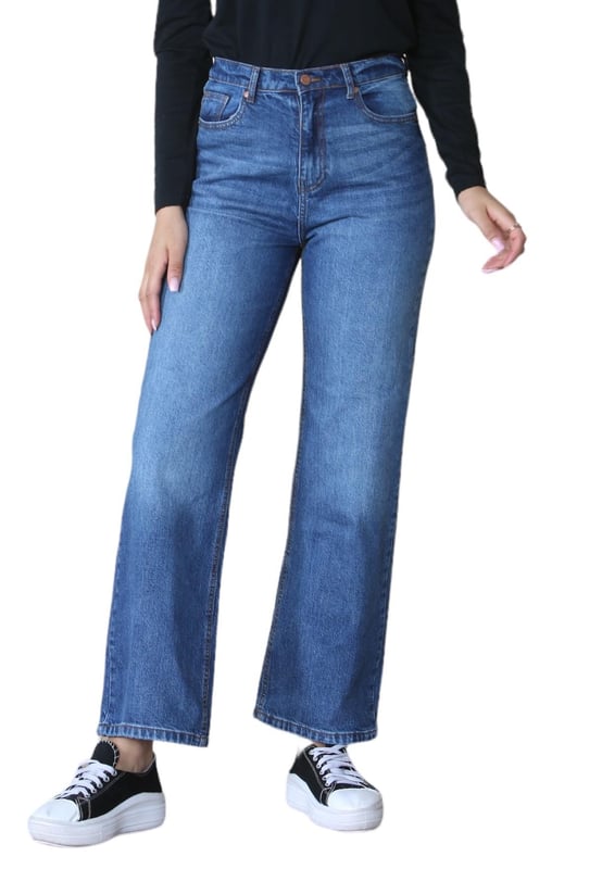 MYT dames wijde pijpen High Waisted jeans zijn gemaakt van hoogwaardige denimstof.- -. Hij zit hoog en nauwsluitend op de taille met een dramatisch A-lijn beensilhouet dat naadloos aansluit op je heupen.- -. De five-pocket styling en knoop- en ritssluiting zorgen voor een klassieke touch. Een merklabel op de achterkant zorgt voor een kenmerkende afwerking. De stof is gemengd met 2% elasthaan wat lichte bewegingsvrijheid en comfort geeft.- -. Het klassieke wide leg straight fit ontwerp van deze jeans voor dames maakt hem ongelooflijk veelzijdig.- -. Combineer ze met je favoriete blouse of een casual T-shirt.