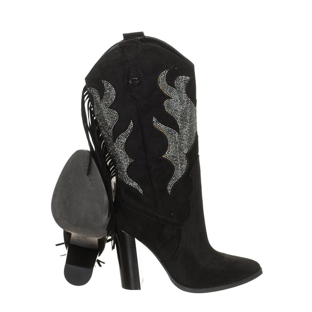 Botas de tacón.
Color Negro
Acabado en ante.
Puntera acabada en punta.
Caña con piedras strass y flecos en parte trasera.
Plantilla personalizada por la marca.
Suela antideslizante.
Costuras vistas a tono.

Medidas:  Caña: 27cm - Tacón: 10cm

Composición:  Exterior: Sintético; Interior: Piel; Suela: Sintético, Téxil

Limpiar con un paño húmedo.