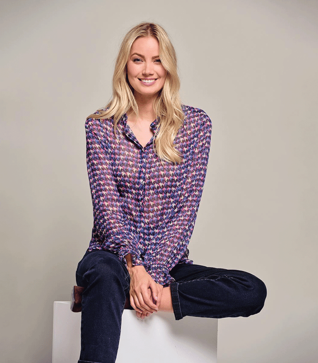 Die Voilebluse Audrey von Mart Visser hat einen Stehkragen und schöne Smok-Details an den Manschetten. Die Bluse hat eine gerade, luftige Passform, die bis zur Hüfte reicht. Diese Bluse besteht aus 100 % weichem Polyester und garantiert einen leichten und bequemen Fall. Die hervorragende Qualität des Polyesters macht die Bluse langlebig und pflegeleicht. Mit einem farbenfrohen Hahnentrittmuster und stilvollen Akzenten ist die Audrey-Bluse ein vielseitiges Kleidungsstück, das für eine Vielzahl von Anlässen geeignet ist. Diese Bluse lässt sich mühelos mit einer Hose oder einem Rock kombinieren, um ein trendiges und farbenfrohes Outfit zu kreieren. Die lockere Passform sorgt für Komfort und Bewegungsfreiheit, während der Stehkragen mit Bindekragen und Smok-Details an den Manschetten für einen zusätzlichen Hauch von Eleganz sorgen. Um einen bequemen Look zu erzielen, können Sie die Audrey-Print-Bluse mit der Daisy-Jeanshose kombinieren. Für den letzten Schliff ergänzen Sie den kobaltfarbenen, langen Chelsea-Cardigan und verleihen Ihrem coolen und femininen Outfit noch mehr Farbe und Komfort.