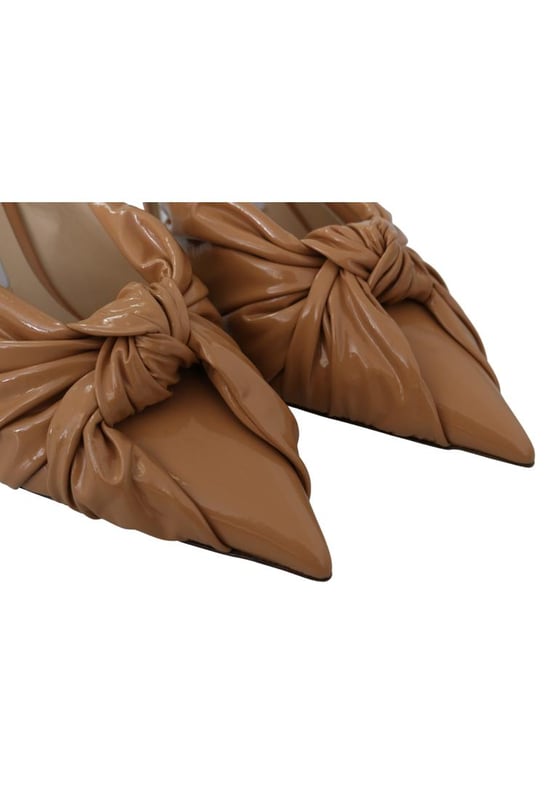 Gloednieuw met labels stofzak en schoenendoos
  100% authentieke Jimmy Choo Pumps
  Ontwerp met spitse neus
  Model: Caramel Annabell 85 sop leren pumps
  Kleur: Caramel
  Materiaal: Zacht lakleer
  Haklengte: 85 cm / 34 inch