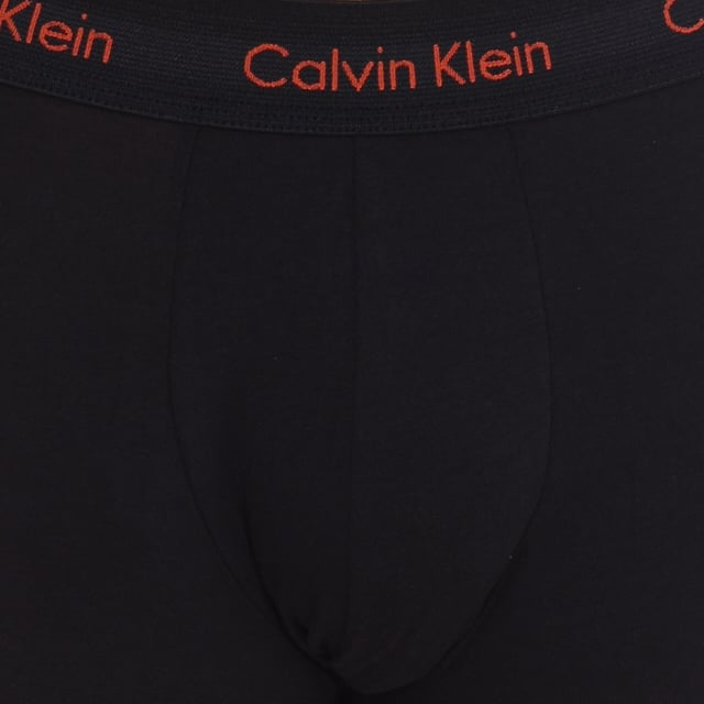 Pack-3 Bóxer Calvin Klein.
Color Negro
Cinturillas de goma elástica con el nombre de la firma bordado consecutivamente.
Tejido cómodo y transpirable.
Frontal anatómico, con capacidad de sujetar sin apretar.
Corte del bajo con acabado acanalado. 
Costuras vistas a tono.

Composición:  95% Algodón, 5% Elastano

 Instrucciones de lavado:
-Lavar a temperatura máx. 40ºC.
-No usar lejía.
-Admite lavado en seco.
-Permite utilizar secadora.
-Planchar a temperatura máx. 130ºC.