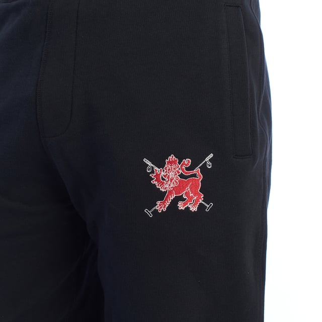 Pantalón de chándal para hombre de La Martina.

Estilo y elegancia se combinan en este pantalón deportivo de La Martina, diseñado para los hombres que buscan comodidad sin renunciar a un diseño exclusivo. 

Detalles:

- Fabricado en algodón de alta calidad, suave y transpirable, para garantizar comodidad durante todo el día.
- Cintura elástica que asegura un ajuste cómodo y seguro en cualquier actividad.
- Bordados exclusivos de La Martina en ambos lados del pantalón, destacando el logotipo y un león rojo icónico que aportan un detalle único y sofisticado.
- Bolsillos laterales amplios y funcionales, ideales para guardar pequeños objetos de manera práctica.
- Bolsillo trasero de ribete con bordado decorativo, combinando funcionalidad y estilo elegante.
- Corte relajado con puños en los tobillos.

Este pantalón deportivo hombre de La Martina es la elección ideal para quienes buscan una prenda que combine confort, diseño exclusivo y detalles únicos como sus bordados distintivos. Perfecto para lucir con estilo en el día a día.
 Composición: 100% Algodón
 Cuidados:
- Lavar máximo a 30°C en ciclo suave.
- No usar lejía ni blanqueadores.
- No secar en secadora.
- Planchar a baja temperatura si es necesario, evitando los bordados.