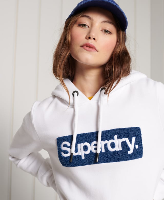Superdry Core Logo Workwear Hoodie Show your Superdry pride with our Core Logo Workwear Hoodie, featuring a textured logo, soft lining, and a front pouch pocket.Relaxed fit – the classic Superdry fit. Not too slim, not too loose, just right. Go for your normal sizeDrawstring hoodLong sleevesFront pouch pocketRibbed cuffs and hemSoft brushed liningTextured graphic