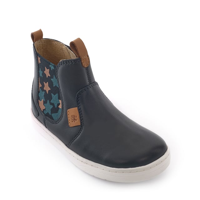 Reach for the stars in these stylish Energy hi-top boots that will keep feet feeling great with soft leather upper, a removable footbed and breathable textile/leather linings. The contrast white sole unit features biomechanical grooves to help aid foot movement and development with additional extra toe and heel protection. The user-friendly inside zip and elastic side panel ensures the next adventure is only moments away.