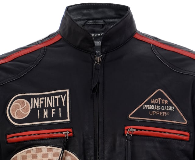 Diese moderne, klassische Jacke ist vom klassischen Biker-Geist durchdrungen und verkörpert den Renngeist mit gestickten Abzeichen und kontrastierenden Doppelstreifen und ist aus weichem, luxuriösem Nappaleder gefertigt. Für zusätzliche Praktikabilität gibt es 2 Brusttaschen mit Reißverschluss und 2 Taschen am Körper. Für eine individuellere Passform kann die Taille angepasst werden. Dieses Kleidungsstück ist praktisch, langlebig und eignet sich für jeden Anlass und ist die perfekte Ergänzung Ihrer Garderobe.