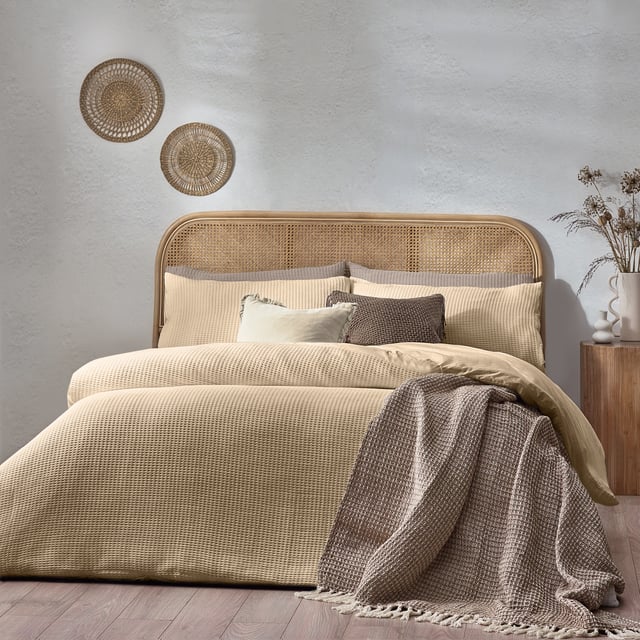 A modern classic ideal for those who appreciate the relaxed living aesthetic. The Chunky Waffle duvet cover set is made of premium cotton. Its soft, breathable fabric provides a comfortable night's sleep while also adding a sophisticated look to your bedroom. OEKO-TEX® certifies this product, showing it has been sustainably made.