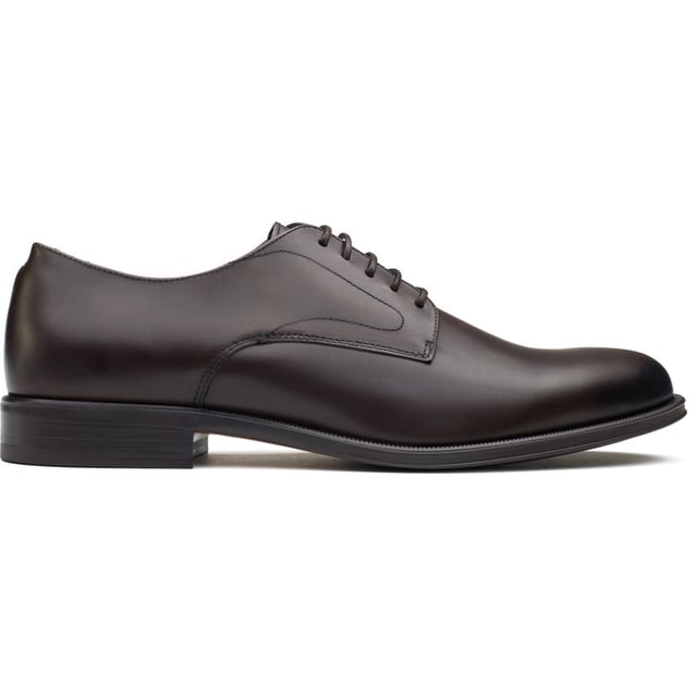 Zapatos Duke Master de Hackett London Adéntrate en el mundo de la sofisticación con los zapatos Duke Master de Hackett London. Elaborados a mano en Portugal, estos zapatos Derby marrones presentan un lujoso upper de cuero con delicadas costuras decorativas que adornan cada lado, mientras que la plantilla de cuero curtido acaricia tu pie con cada paso. Estos zapatos con cordones elevarán tu estilo de inteligente a magistral con su elegante y pulido suela que garantiza una elegancia antideslizante.