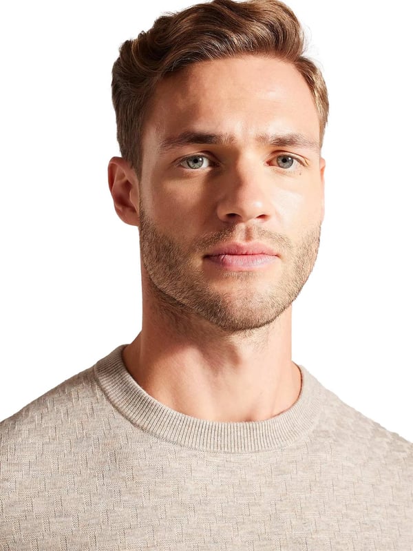 Der Ted Baker Pullover mit Rundhalsausschnitt ist fachmännisch aus einer hochwertigen Wollmischung gefertigt und verfügt über ein reichhaltiges, strukturiertes T-Strickmuster, das an kühleren Tagen mühelos einen Hauch von Eleganz verleiht. Die langen Ärmel spenden Wärme, während das klassische Rundhalsdesign zeitlosen Stil garantiert. Dieses vielseitige Stück eignet sich perfekt für verschiedene Anlässe.