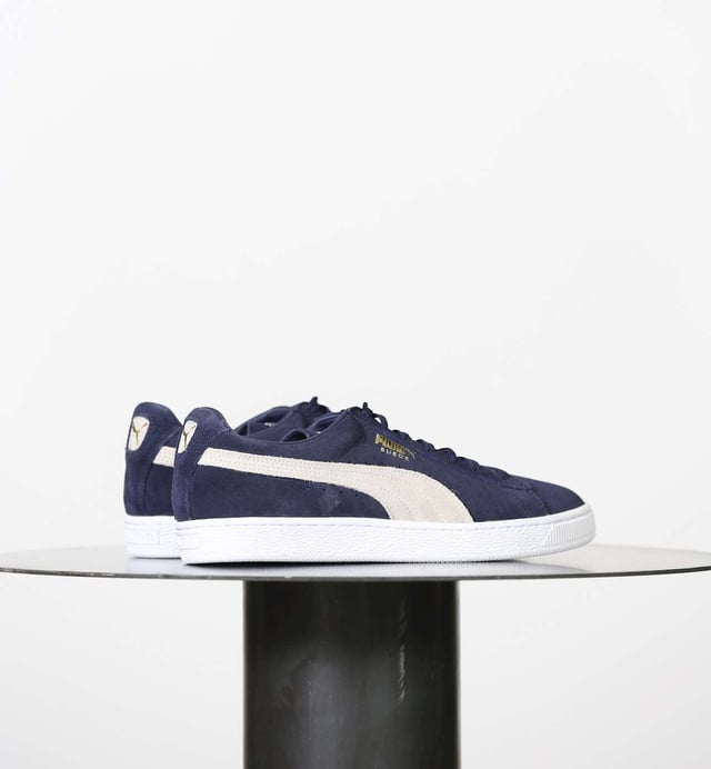 Especificaciones: Zapatillas deportivas de perfil bajo perforadas en los laterales para una mayor transpirabilidad y tobillo acolchado Parte superior: Piel de ante Cordón: Cordón plano Tipo de suela: Suela con logo ligeramente levantada en el talón