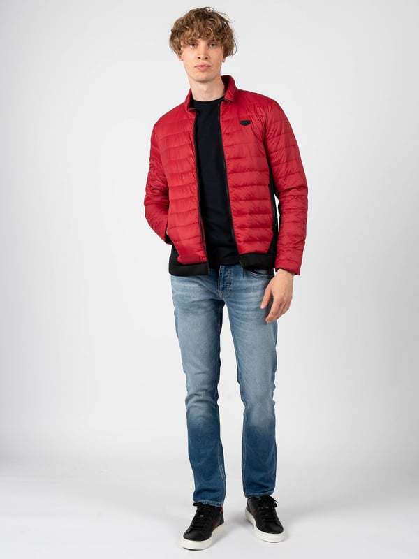 Eenvoudig gesneden
Gewatteerd
Met opstaande kraag
Sluit met een tweewegritssluiting
Twee voorzakken met sluiting
Binnenin een zak met klittenbandsluiting
Zij-inzetstukken in een contrasterende kleur
Bedrijfsdetail op de linkerkant
Gemaakt van hoogwaardige stof
Gevuld met synthetische vezels