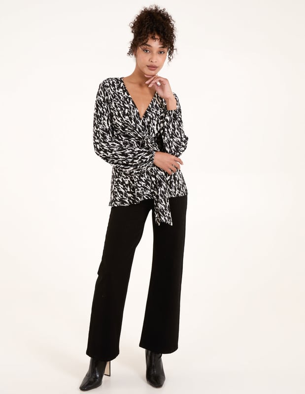 This wrap top is the perfect staple for giving any outfit a fiercely feminine feel, whatever the occasion.