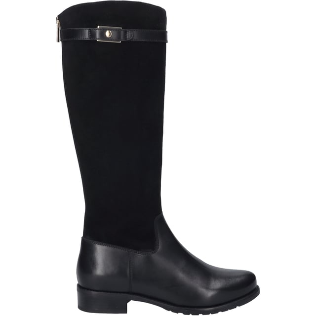 Entdecke den Chiara 05, einen Stiefel, der in der klassischen Farbe Schwarz von JOSEF SEIBEL präsentiert wird. Dieses Modell für Damen zeichnet sich durch seine Fertigung aus hochwertigem Nappa-Schafsleder aus, das nicht nur für seine Langlebigkeit, sondern auch für seinen besonderen Tragekomfort bekannt ist. Mit der Möglichkeit, das Mikrofaser-Fußbett nach Belieben zu wechseln, bietet dieser Schuh eine perfekte Grundlage für individuelle orthopädische Anpassungen. Die schwarze Sohle aus thermoplastischem Kautschuk (TR) sorgt für eine gute Rutschfestigkeit und eine lange Haltbarkeit, während sie gleichzeitig leichter als herkömmliche Gummisohlen ist. Dank des Reißverschlusses lässt sich der Schuh einfach an- und ausziehen und passt sich optimal an den Fuß an. Der moderate Blockabsatz von 3 cm Höhe unterstreicht die elegante Linie des Stiefels und unterstützt eine angenehme Haltung, was den Chiara 05 zum idealen Begleiter für die Freizeit macht. Ob für einen Spaziergang im Freien oder als schickes Basic für den Alltag – dieser Schuh erweitert die Möglichkeiten, was man mit einem Schuhwerk alles machen kann. Die Produktion nach der AGO-Methode, eine moderne und formbeständige Fertigungsart, steht für die Verbindung von Tradition und Innovation, die JOSEF SEIBEL auszeichnet. Diese Methode ermöglicht es, hochwertige Materialien so zu verarbeiten, dass ein Produkt entsteht, das sowohl in seiner Passform als auch in seiner Funktion Perfektion verkörpert. Als Teil der Produktlinie Josef Seibel, die für modernen Komfort steht, repräsentiert der Chiara 05 die Philosophie von Slow Fashion – weg von der Fast Fashion hin zu hochwertigen Materialien und durchdachtem Design. Das Versprechen von JOSEF SEIBEL ist es, Schuhe zu kreieren, die über die Jahre hinweg Freude bereiten und dabei stets zeitgemäß bleiben.