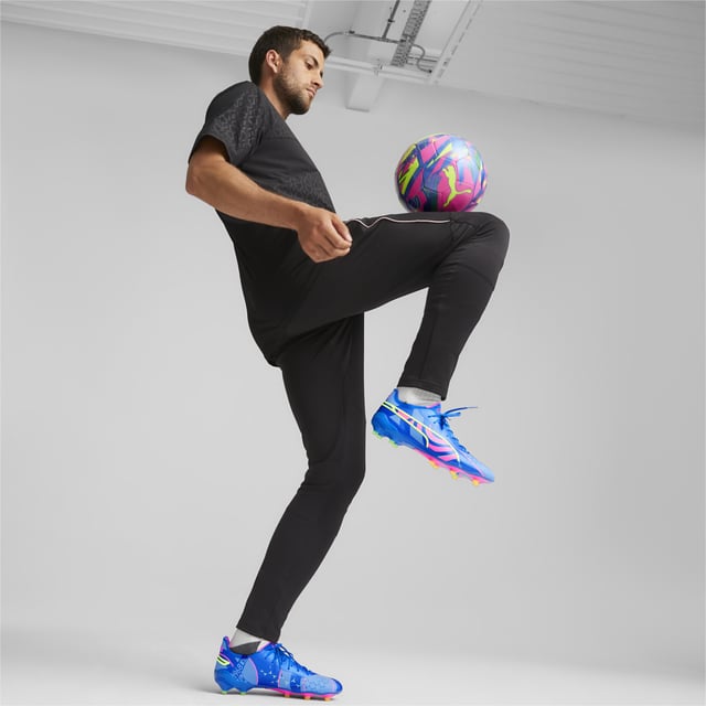 HISTORIA DEL PRODUCTO: El control nunca ha sido tan cómodo. Un ícono que ha resistido la prueba del tiempo durante varias generaciones, el KING regresa con un diseño llamativo y materiales innovadores que benefician tanto al jugador como al planeta. Esto incluye la nueva parte superior K-BETTER™, que ofrece nuestra sensación, comodidad y elasticidad características. La suela ligera con contrafuerte externo en el talón, la banda de rodadura estabilizadora y los tacos cónicos te brindan total libertad de movimiento para mantener el control del balón. CARACTERÍSTICAS Y BENEFICIOS: K-BETTER. Este nuevo material superior, sin componentes de origen animal, lleva la sensibilidad, comodidad y resistencia a la elasticidad a un nivel superior. La sensibilidad característica del KING. Solo que mejor. DETALLES: Material superior K-BETTER™; Construcción de slip-on de corte bajo tejida que garantiza un ajuste cómodo.; Plantilla extraíble ligera con tecnología NanoGrip que evita que el pie resbale dentro de la bota.; FG/AG: Diseñado para Terreno Firme/Terreno Artificial; Suela ligera con contrafuerte externo en el talón, columna de estabilidad integrada y tacos cónicos para máxima maniobrabilidad. Adecuado para su uso en superficies naturales firmes y césped artificial (4G).