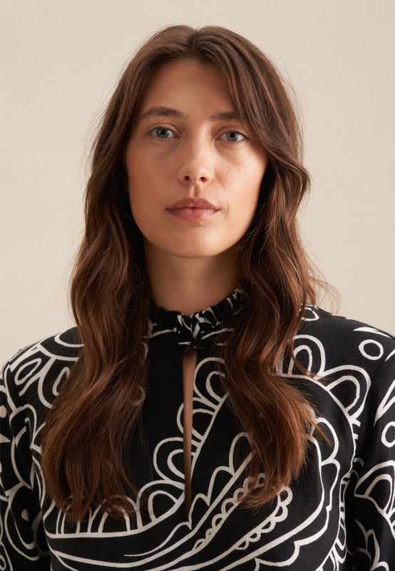 Vervollständigt Ihr Outfit und darf in keiner Garderobe fehlen: Diese Stehkragenbluse aus der "The Statement Prints" Kollektion von Seidensticker überzeugt durch feminine Eleganz. Leinen wird mit hoher Dichte gewebt und ergibt daher ein extrem widerstandsfähiges Material. In Kombination mit 100% Leinen ist sie bestens geeignet für pflegeleichte Business-Outfits. Durch ihren Schnitt in Modern fit liegt die Stehkragenbluse nicht so eng und eher leger an und schafft so einen optimalen Komfort beim Tragen. Das schicke Druck-Muster ist eine stilvolle Ergänzung. Zeitloser Chic gepaart mit modernem Selbstbewusstsein - eine elegante Bluse für viele Gelegenheiten. Bei dieser Langarm-Stehkragenbluse werden Stilsicherheit und Eleganz hervorgehoben. Ein Rundhals-Ausschnitt sowie ein Stehkragen betonen den nostalgisch-smarten Charakter. Edle Perlmuttknöpfe wirken als unaufdringliche Details.