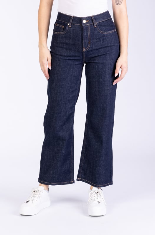 Unsere Culotte Quinn in Raw-Denim in verkürzter High-Ankle-Länge