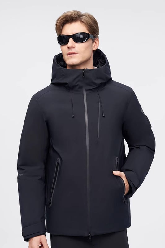 Embrace every expedition with confidence in our trench coat featuring GORE-TEX® fabric for all-weather protection and deluxe 800+ fill goose down for exceptional warmth and comfort.

GORE-TEX® FABRIC: Step out with confidence in all weather with advanced waterproof, windproof and breathable technology.

DRAWSTRING HEM DESIGN: An adaptable option that offers versatility.

COCOON SHAPE: Highly versatile with a 3D structure, featuring a detachable hood and drawstring hem – design flair combined with warmth and insulation.

DELUXE 800+ FILL GOOSE DOWN: Ultra-light insulation of exceptional quality, seamlessly blending jacket design features with optimal warmth.

THE RECCO® REFLECTOR: Safety signal for rescue, providing security for expeditions.
