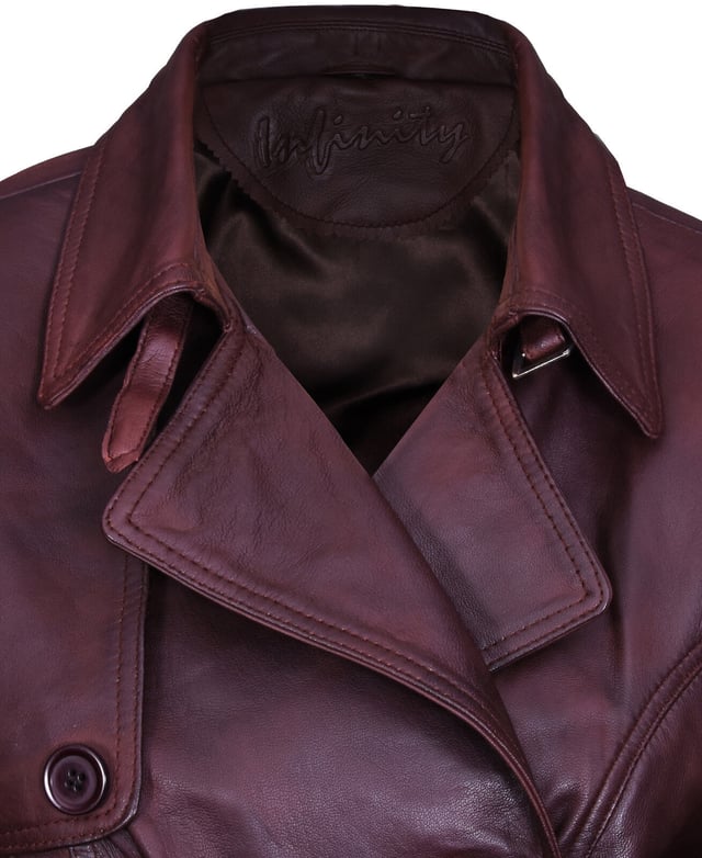 Treffen Sie zeitlose Eleganz mit unserem klassischen Trenchcoat. Dieses zweireihige Meisterwerk zeigt die ikonischen Merkmale, die den Trenchcoat-Stil ausmachen. Sein traditioneller Drei-Knopf-Verschluss führt zu einem gekerbten Kragen, der mit einer Schnalle gesichert werden kann und für zusätzliche Wärme an einen klassischen Hemdkragen erinnert. Die längere Länge der Jacke bietet zusätzlichen Schutz vor Kälte und macht sie zu einem vielseitigen Must-have für die Wintergarderobe. Wichtige Designelemente:  Hergestellt Aus 100 % hochwertigem, ultraweichem Nappaleder für unübertroffene Qualität und Komfort. Klassischer Trenchcoat-Stil mit zweireihigem Design und Knopfverschluss. Verstellbarer Bindegürtel und Riemen an der Bündchen sorgen für eine maßgeschneiderte Passform, die sich Ihrer Figur anpasst. Eingekerbter Kragen mit Schnalle für zusätzlichen Stil und Wärme. Zwei diskrete Handwärmtaschen an der Taille bieten praktischen Stauraum.  Dieser Trenchcoat kombiniert mühelos zeitlosen Stil mit Funktionalität und macht ihn zu einem Must-have für alle, die klassische Mode und Schutz vor den Elementen schätzen. Werten Sie Ihre Garderobe mit diesem ikonischen Stück auf.