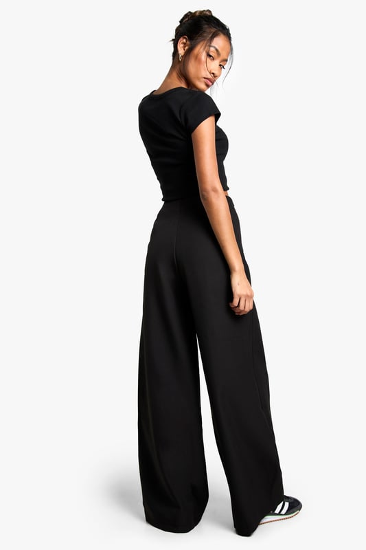 Get your new wide or die pants with the hottest style of the season, the wide leg trouser. Elongate your silhouette with the flattering shape the high waist wide leg trouser has to offer. Team with a tucked in slogan tee and trainers for sports luxe vibes or partner perfectly with a blazer and heels for your next event. It's time to upgrade your day-to-day outfits with a pair of palazzo pants.Style: Wide Leg TrousersDesign: PlainFabric: WovenLength: Stacked