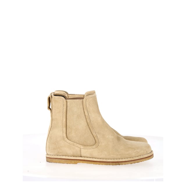 VINTAGE, RRP AS NEW
Indulge in luxurious comfort and style with the Loewe Chelsea Boots in Beige Suede. Impeccably crafted from sumptuous beige suede, these boots embody timeless elegance and sophistication. The iconic Chelsea boot silhouette is enhanced by Loewe's signature attention to detail, offering a perfect balance of classic design and modern sensibility. 

Loewe Chelsea Boots in Beige Suede
Material: Suede
Color: Beige 
Size: EU40
Condition: Very good
Sign of Wear: Light wear throughout
SKU: 365773