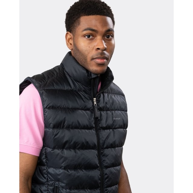 Crafted in a lightweight recycled polyester with a water-repellent finish, this Light Down Vest adds a perfect layer of warmth when the temperatures suddenly drop. With a length that falls slightly above the hips, interior zip and patch pockets and its straight channel quilting, this vest is a must-have for cooler mornings or evenings out after sundown.
Regular fit  Printed logo at chest  Water-repellent  Fully lined
Shell - Recycled Polyester 100%, Lining - Recycled Polyester 100%, Padding - Down 90%, Feathers 10%
7006299