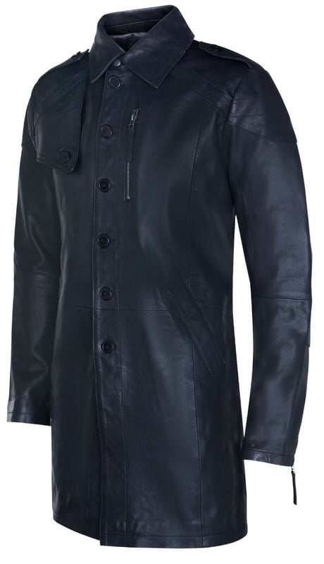 Inspiriert vom klassischen Trenchcoat-Design ist dieses Kleidungsstück wunderschön aus weichstem Nappaleder gefertigt und bietet eine alternative Variante zu einem ikonischen Stil. Geknöpfte Schulterklappen verkörpern das Militärdesign und eine Brusttasche mit Reißverschluss sowie zwei Taschen mit Druckknopfverschluss sorgen für mehr Funktionalität und Komfort. Auf der Rückseite der Jacke befindet sich ein zentraler Schlitz, der für eine individuellere Passform sorgt. Diese Jacke ist ein kraftvoller und zeitloser Klassiker, der über Jahre hinweg ein fester Bestandteil Ihrer Garderobe sein wird.